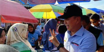 Berkunjung ke Pasar Pelelangan Ikan Sodohoa, Calon Gubernur Sultra ASR Disambut Hangat Para Pedagang