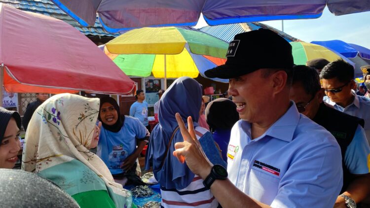 Berkunjung ke Pasar Pelelangan Ikan Sodohoa, Calon Gubernur Sultra ASR Disambut Hangat Para Pedagang