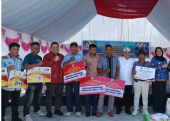 Pj Gubernur Sultra Andap Budhi Revianto Kunjungi Muna dan Salurkan Berbagai Bantuan