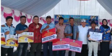 Pj Gubernur Sultra Andap Budhi Revianto Kunjungi Muna dan Salurkan Berbagai Bantuan