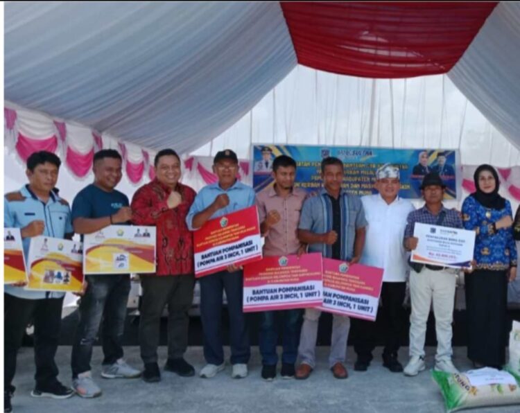 Pj Gubernur Sultra Andap Budhi Revianto Kunjungi Muna dan Salurkan Berbagai Bantuan