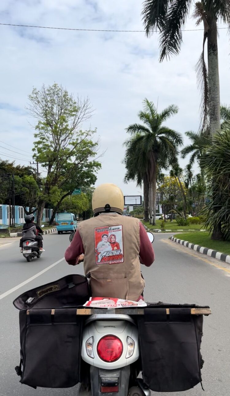 Relawan Sekawan Sultra, Lakukan Canvassing Door to Door Bagikan Ratusan kalender Yudhi-Nirna
