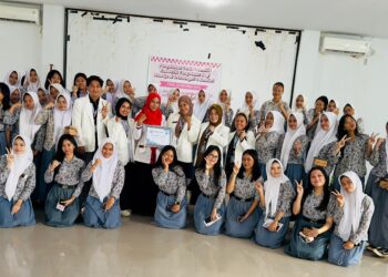 Mahasiswa PSPPA Angkatan XII Fakultas Farmasi UHO Lakukan Penyuluhan Cerdas Memilih Kosmetik yang Aman Bagi Remaja di SMA Negeri 4 Kendari