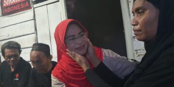 Momen Wajah Nirna Dielus dan DiPeluk Penyandang Tunanetra di Kendari