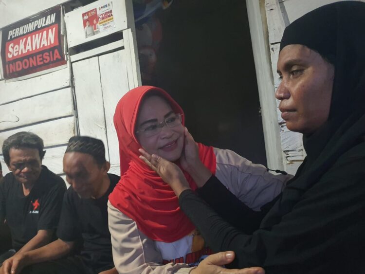 Momen Wajah Nirna Dielus dan DiPeluk Penyandang Tunanetra di Kendari