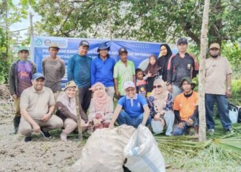 Tim PKMI UHO melakukan Bimbingan Teknis Penanaman Hijauan Pakan Ternak di Kebun HPT Ternak Kerbau dengan Sistem Tiga Strata (STS)