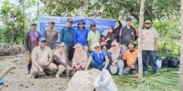 Tim PKMI UHO melakukan Bimbingan Teknis Penanaman Hijauan Pakan Ternak di Kebun HPT Ternak Kerbau dengan Sistem Tiga Strata (STS)