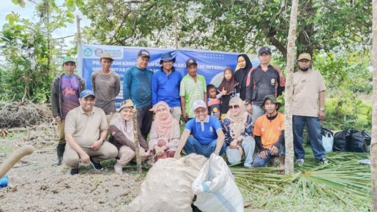 Tim PKMI UHO melakukan Bimbingan Teknis Penanaman Hijauan Pakan Ternak di Kebun HPT Ternak Kerbau dengan Sistem Tiga Strata (STS)