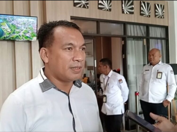 KPU Muna Mulai Pembersihan Alat Peraga Kampanye Jelang Masa Tenang Pilkada 2024