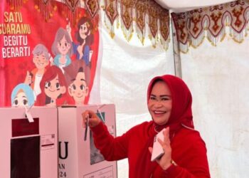 Salurkan Hak Pilih, Hj. Nirna Lachmuddin Didampingi Suami Tercinta ke TPS