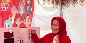 Salurkan Hak Pilih, Hj. Nirna Lachmuddin Didampingi Suami Tercinta ke TPS
