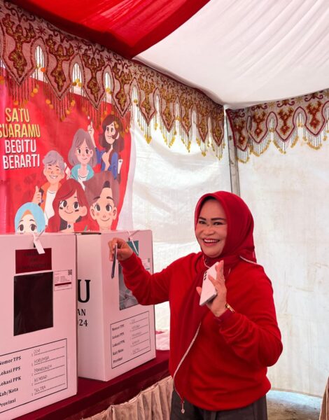 Salurkan Hak Pilih, Hj. Nirna Lachmuddin Didampingi Suami Tercinta ke TPS