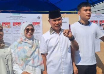 Didampingi Keluarga, Calon Gubernur Sultra ASR Salurkan Hak Pilih di TPS 16 Kelurahan Anduonohu