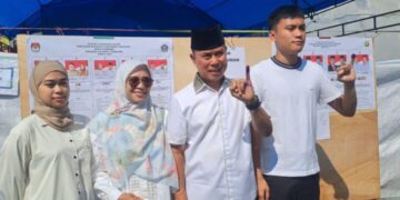 Didampingi Keluarga, Calon Gubernur Sultra ASR Salurkan Hak Pilih di TPS 16 Kelurahan Anduonohu