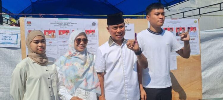Didampingi Keluarga, Calon Gubernur Sultra ASR Salurkan Hak Pilih di TPS 16 Kelurahan Anduonohu