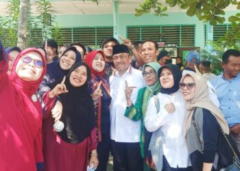 Salurkan Hak Pilih di TPS 11 Kelurahan Laiworo, Bachrun Labuta Disambut Antusias Warga