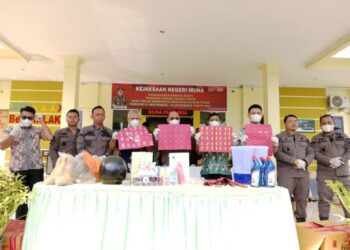 Kejari Muna Musnahkan Barang Bukti Tindak Pidana Umum di Akhir Tahun 2024