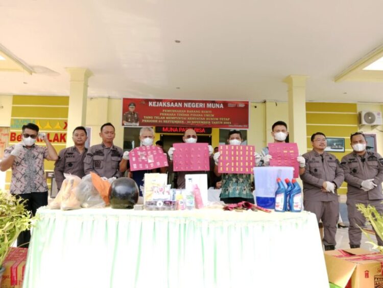 Kejari Muna Musnahkan Barang Bukti Tindak Pidana Umum di Akhir Tahun 2024