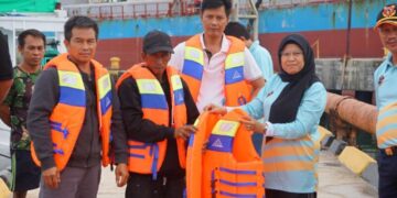 KUPP Lapuko Turun Langsung Bagikan Life Jacket ke Nelayan, Jaga Keselamatan Pelayaran