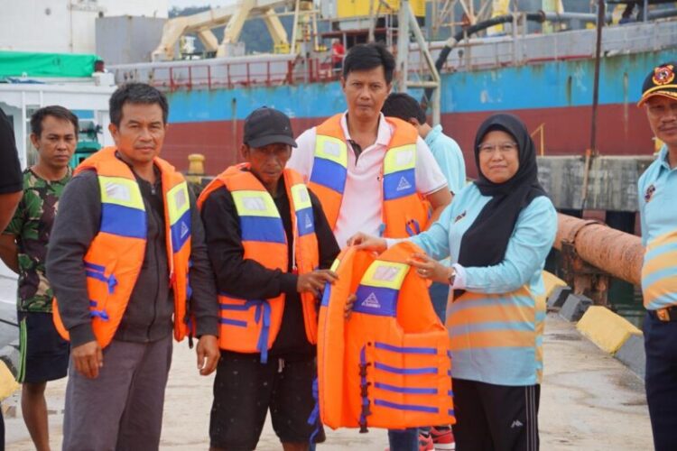 KUPP Lapuko Turun Langsung Bagikan Life Jacket ke Nelayan, Jaga Keselamatan Pelayaran