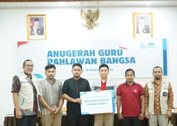 Momentum Hari Guru Nasional, Yayasan Baitul Maal PLN UP3 Kendari Berikan Bantuan untuk Para Guru 