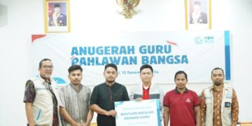 Momentum Hari Guru Nasional, Yayasan Baitul Maal PLN UP3 Kendari Berikan Bantuan untuk Para Guru 