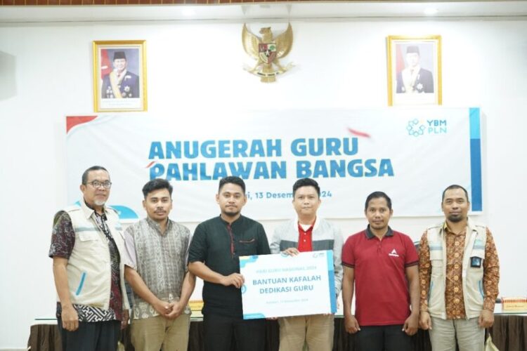 Momentum Hari Guru Nasional, Yayasan Baitul Maal PLN UP3 Kendari Berikan Bantuan untuk Para Guru