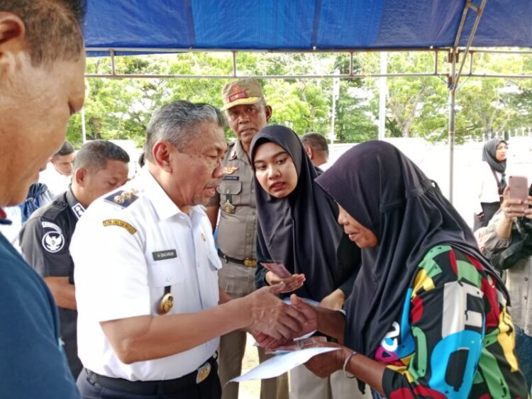 Alhamdulillah, Plt Bupati Muna Serahkan Bansos Kepada Ribuan Masyarakat