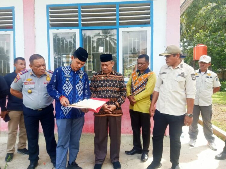 Plt Bupati Muna Tinjau Langsung Sengketa Lahan SD dan Balai Desa Laiba di Kecamatan Parigi