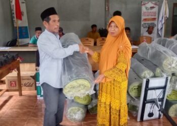 Pemdes Katobu Serahkan Bantuan Tenaga Surya Dan Waring Pada Petani
