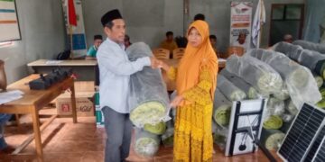 Pemdes Katobu Serahkan Bantuan Tenaga Surya Dan Waring Pada Petani
