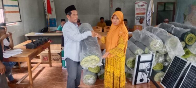 Pemdes Katobu Serahkan Bantuan Tenaga Surya Dan Waring Pada Petani