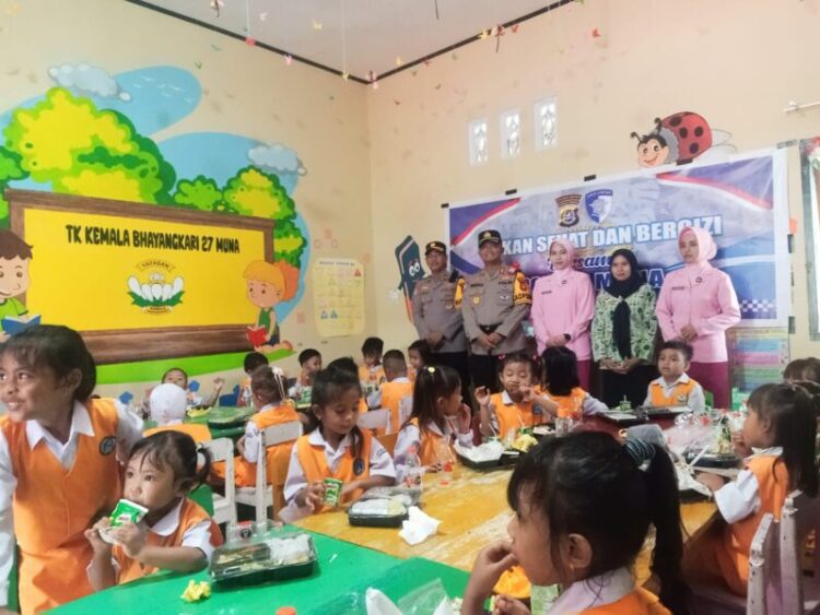 Polres Muna Luncurkan Program Makan Gratis di TK Kemala Bhayangkari 27