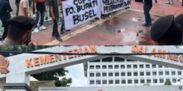Ratusan Mahasiswa Sultra Aksi di Kemendagri, Desak Pemecatan Pj Bupati Buton Selatan yang Diduga Lakukan Intimidasi dan Penganiayaan 