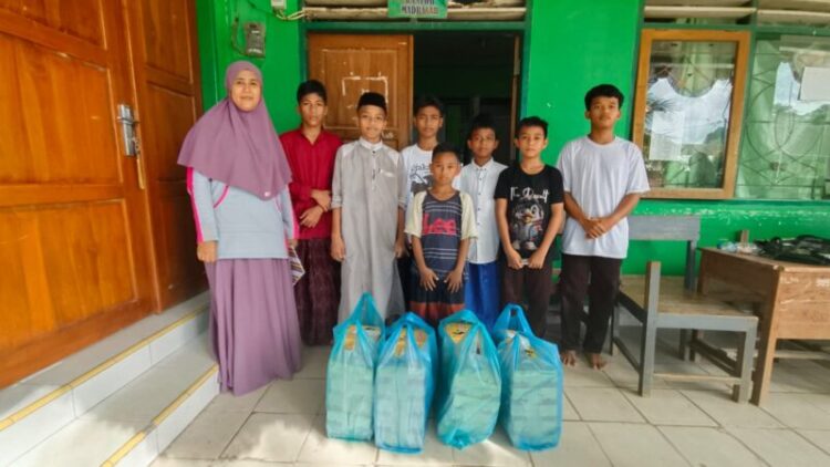 Aksi Nyata PT Putra Uloe Mandiri yang Berbagi ke Yayasan Pondok Pesantren Darul Mukhlisin Kendari