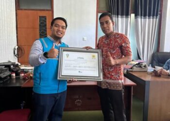 Dukung Energi Baru Terbarukan, PLN ULP Kolaka Utara Serahkan Sertifikat REC ke Pemda Kolaka Utara