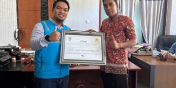 Dukung Energi Baru Terbarukan, PLN ULP Kolaka Utara Serahkan Sertifikat REC ke Pemda Kolaka Utara