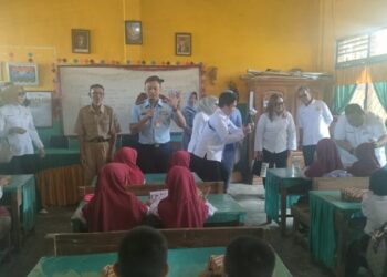 Perdana, Kadin Sultra dan Lanud Haluoleo Kendari Salurkan Ratusan Kotak Makan Siang Bergizi Gratis