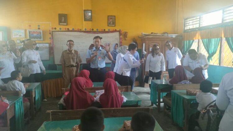 Perdana, Kadin Sultra dan Lanud Haluoleo Kendari Salurkan Ratusan Kotak Makan Siang Bergizi Gratis