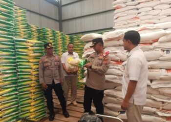 Lakukan Sidak di Dua Lokasi, Kapolres Muna Pastikan Ketersediaan Bahan Pokok Selama Ramadan dan Lebaran Aman