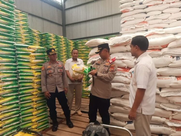 Lakukan Sidak di Dua Lokasi, Kapolres Muna Pastikan Ketersediaan Bahan Pokok Selama Ramadan dan Lebaran Aman