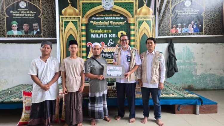 Berbagi kebahagiaan di Bulan Ramadhan & Penuhi Kebutuhan Santri, YBM PLN UP3 Kendari salurkan beras dan sembako untuk 5 pesantren di Kota Kendari