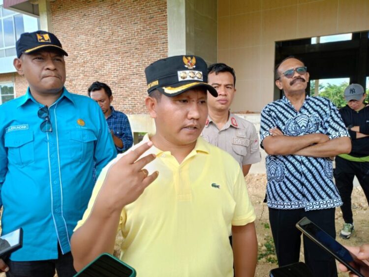 Bupati Muna Barat Geram dengan Kinerja Kades Kasimpa Jaya : Tak Memberikan Pelayanan Pemerintahan yang Baik