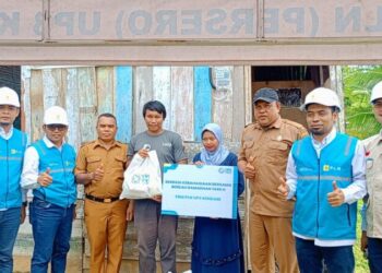 Indahnya Berbagi di Bulan Ramadhan, YBM PLN UP3 Kendari Salurkan Paket Sembako kepada Warga Kurang Mampu 