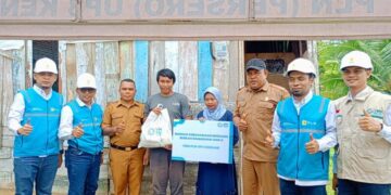 Indahnya Berbagi di Bulan Ramadhan, YBM PLN UP3 Kendari Salurkan Paket Sembako kepada Warga Kurang Mampu 