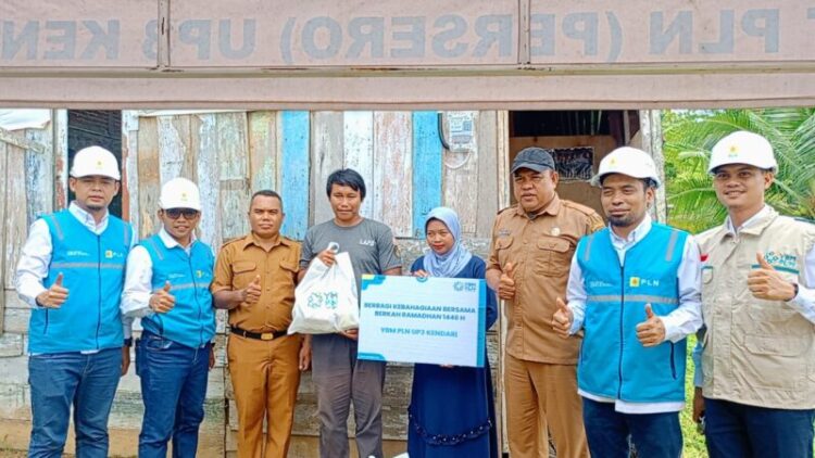 Indahnya Berbagi di Bulan Ramadhan, YBM PLN UP3 Kendari Salurkan Paket Sembako kepada Warga Kurang Mampu