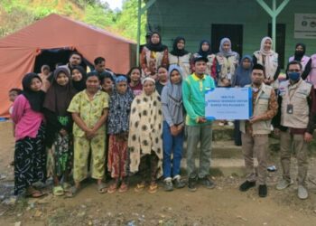YBM PLN UP3 Kendari Berbagi Kebahagiaan, Salurkan Puluhan Paket Sembako kepada Warga di TPA Puuwatu