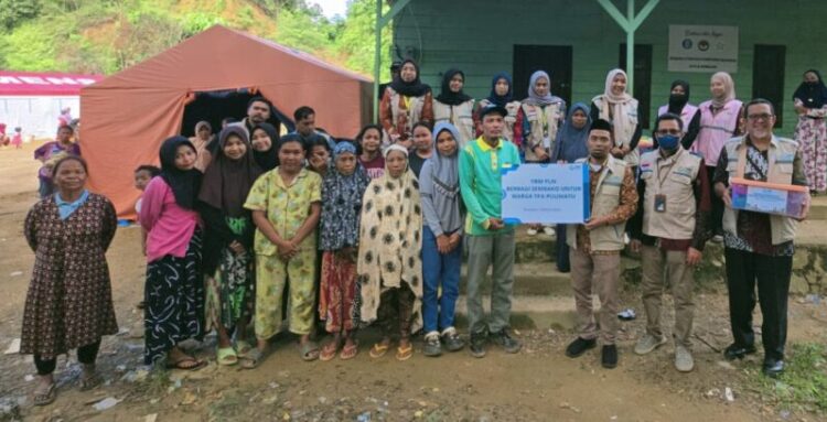 YBM PLN UP3 Kendari Berbagi Kebahagiaan, Salurkan Puluhan Paket Sembako kepada Warga di TPA Puuwatu