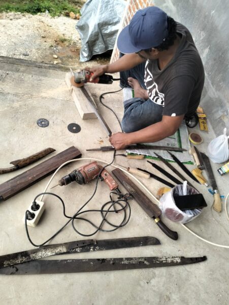 Berkah Ramadhan, Tukang Pandai Besi Asal Bau-bau ini Kebanjiran Orderan