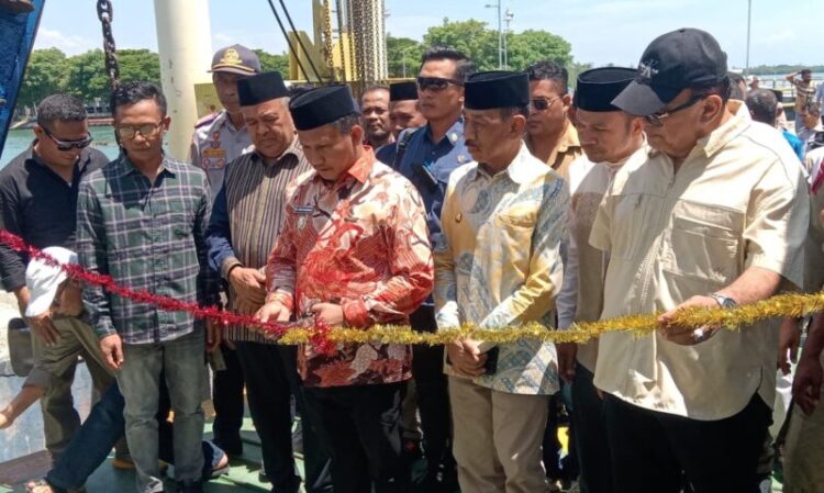 Resmikan Pelayaran Perdana Fery KMP Pulau Rumbiah, La Ode Darwin: Konektivitas Meningkatkan Ekonomi Daerah